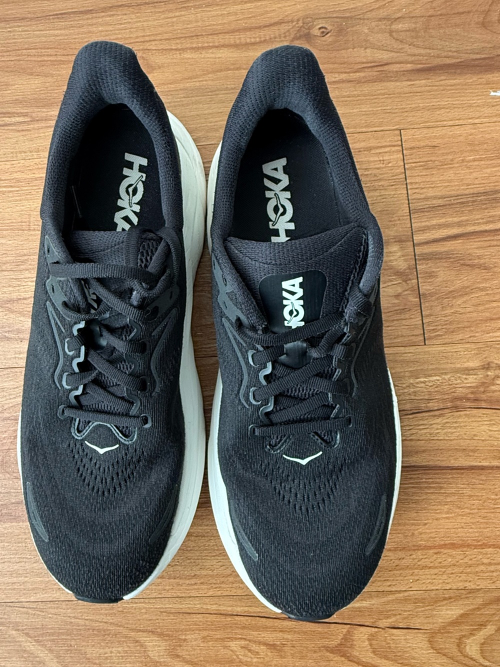 Hoka One One women’s ARAHI 8 Black White Running Sneakers Sz 10